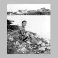 022-0377 Elfriede Albroscheit  im Alter von 14 Jahren im August 1948 am Pregel in Tapiau.jpg